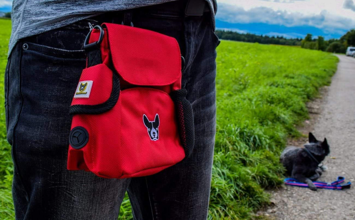 Futtertasche von Hundefreund in Rot, Nahaufnahme der Fronttaschen