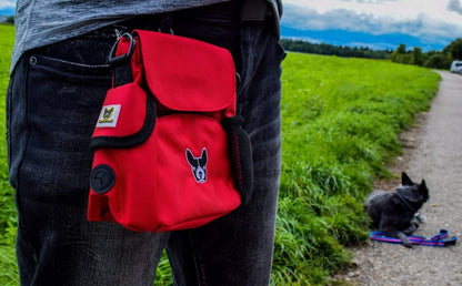 Futtertasche von Hundefreund in Rot, Nahaufnahme der Fronttaschen